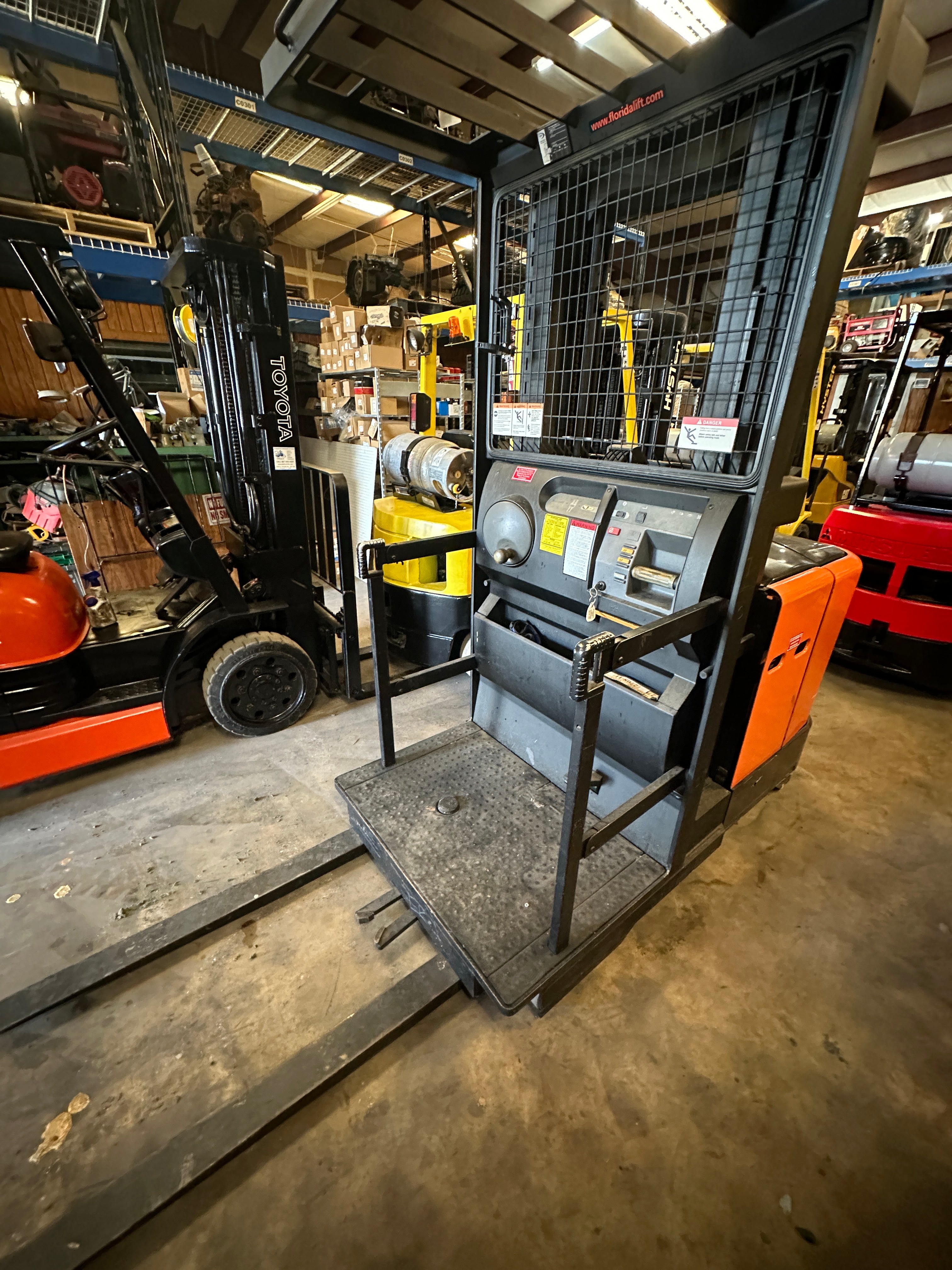 Crown SP3410-30 3000 lb. Order Picker Stockpicker Forklift 195"H NEW BATTERY